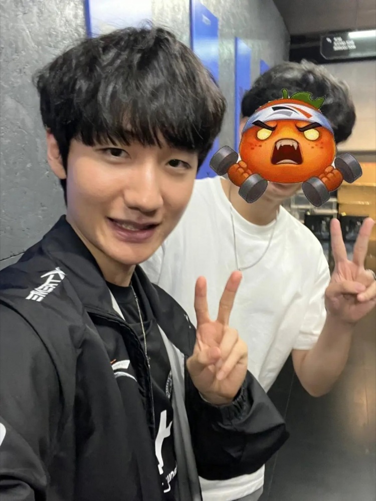 来自越南的LCK粉丝,赛后跟Peanut顺利合照