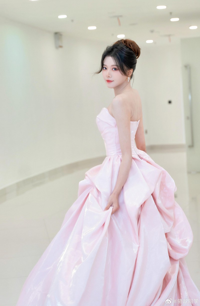 挺能理解二哥的?骆歆晒照:这一次是第一眼看到就超级喜欢的粉色流沙星河