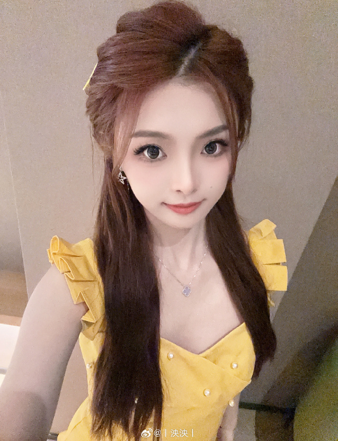 LPL互动主持人泱泱晒照:泱泱来咯啊啊啊啊啊