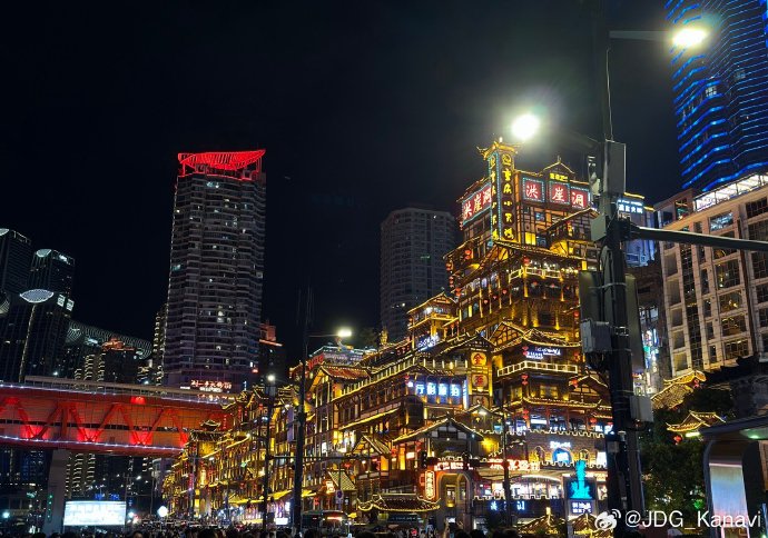 Kanavi晒自己在重庆洪崖洞旅游照片:到此一游