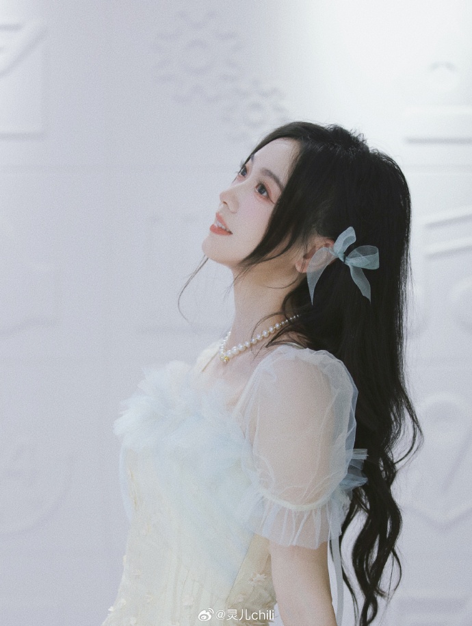 KPL解说灵儿晒照:?蓝色灯笼纱搭配黄色小裙子 主打活力满满~