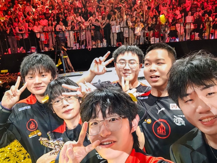 KPL官方晒AG夺冠瞬间:他日卧龙终得雨,今朝放鹤且冲天!