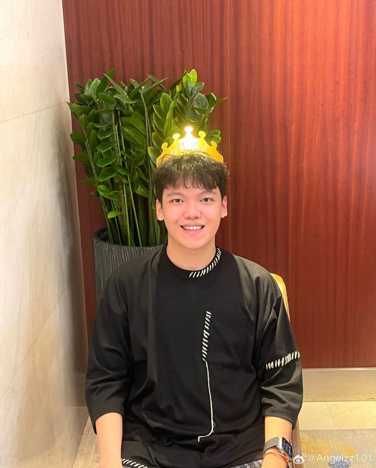 Angel发文庆生:24岁的我能变得更好 谢谢大家的祝福