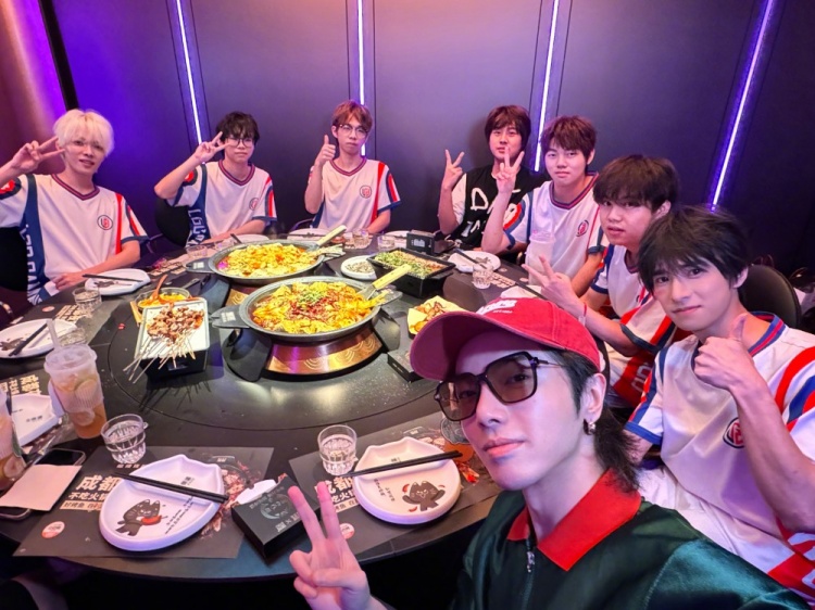 艺人华晨宇晒照:带LGD的队员们来吃饭咯~~