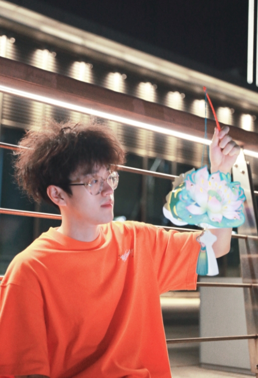 Scout出镜!LNG晒中秋祝福:史考特头发凌乱 面无表情~