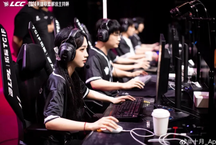 主持人十月晒照:和队友的拼搏瞬间~~