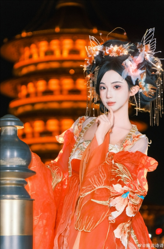 KGL美女解说诗诗晒照:锦鲤送福 祝大家万事顺意?