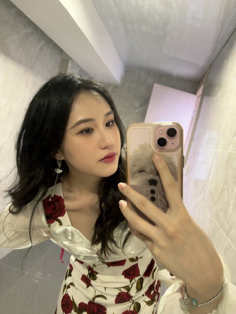 LangX女友Suki晒照:好像习惯不戴美瞳的自己噜~