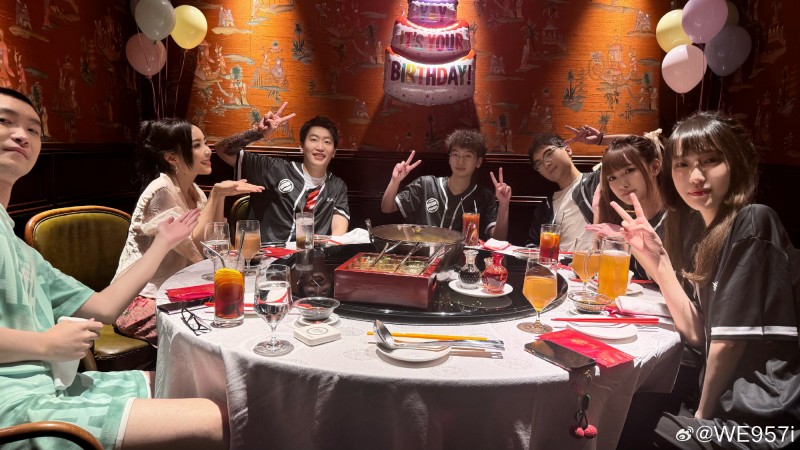 折戟解说杯 957分享生日现场视频:泽元余霜+多名队友齐唱生日歌