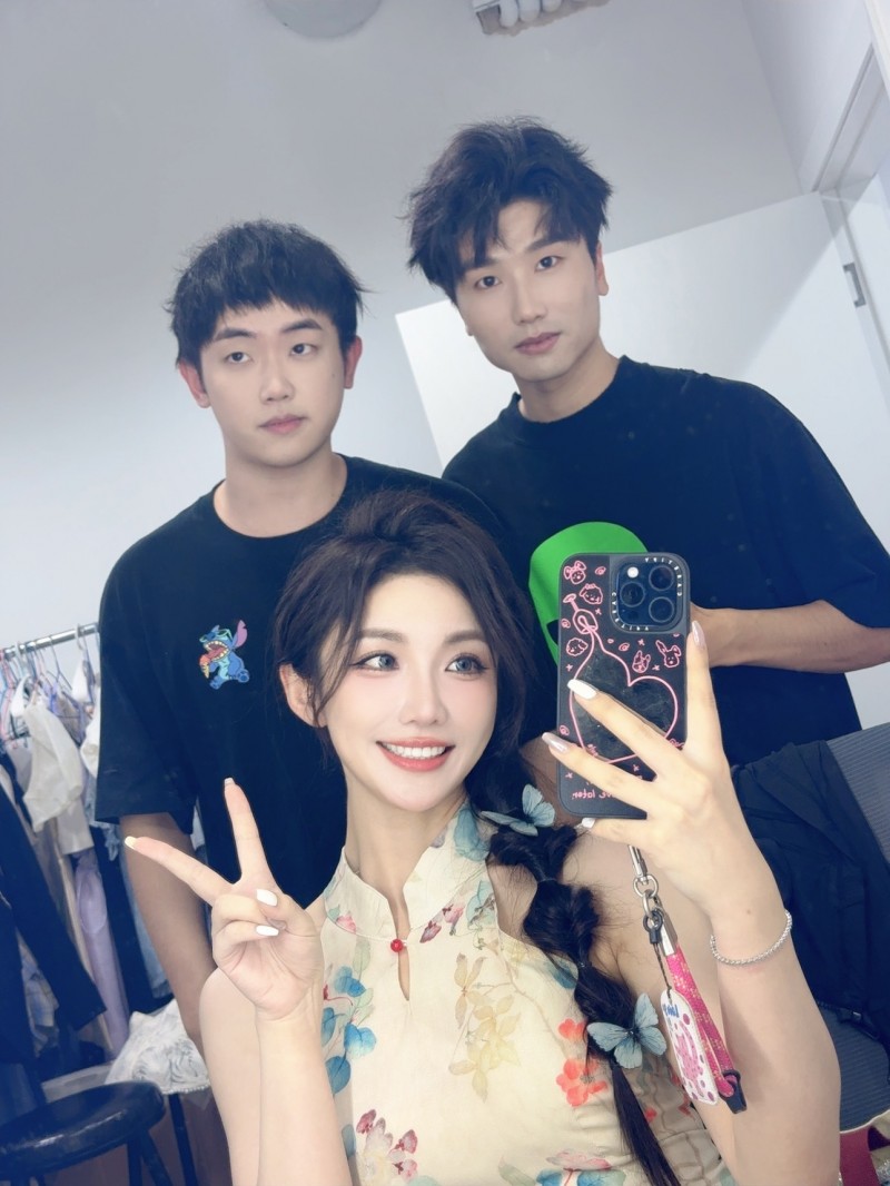 KPL美女解说小鹿晒照:恭喜KLG夺冠复仇成功,下班吃椰子鸡去了~