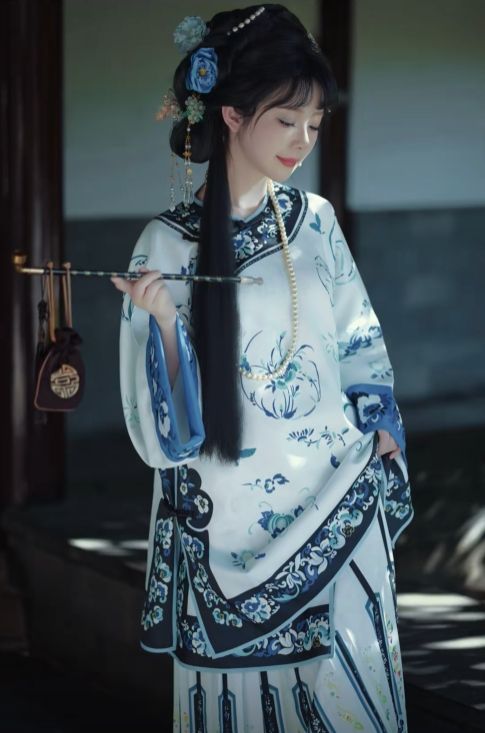 《黑神话》小狐狸"萍萍"演员晒古风照:白皙玉足猴哥哥们爱了吗