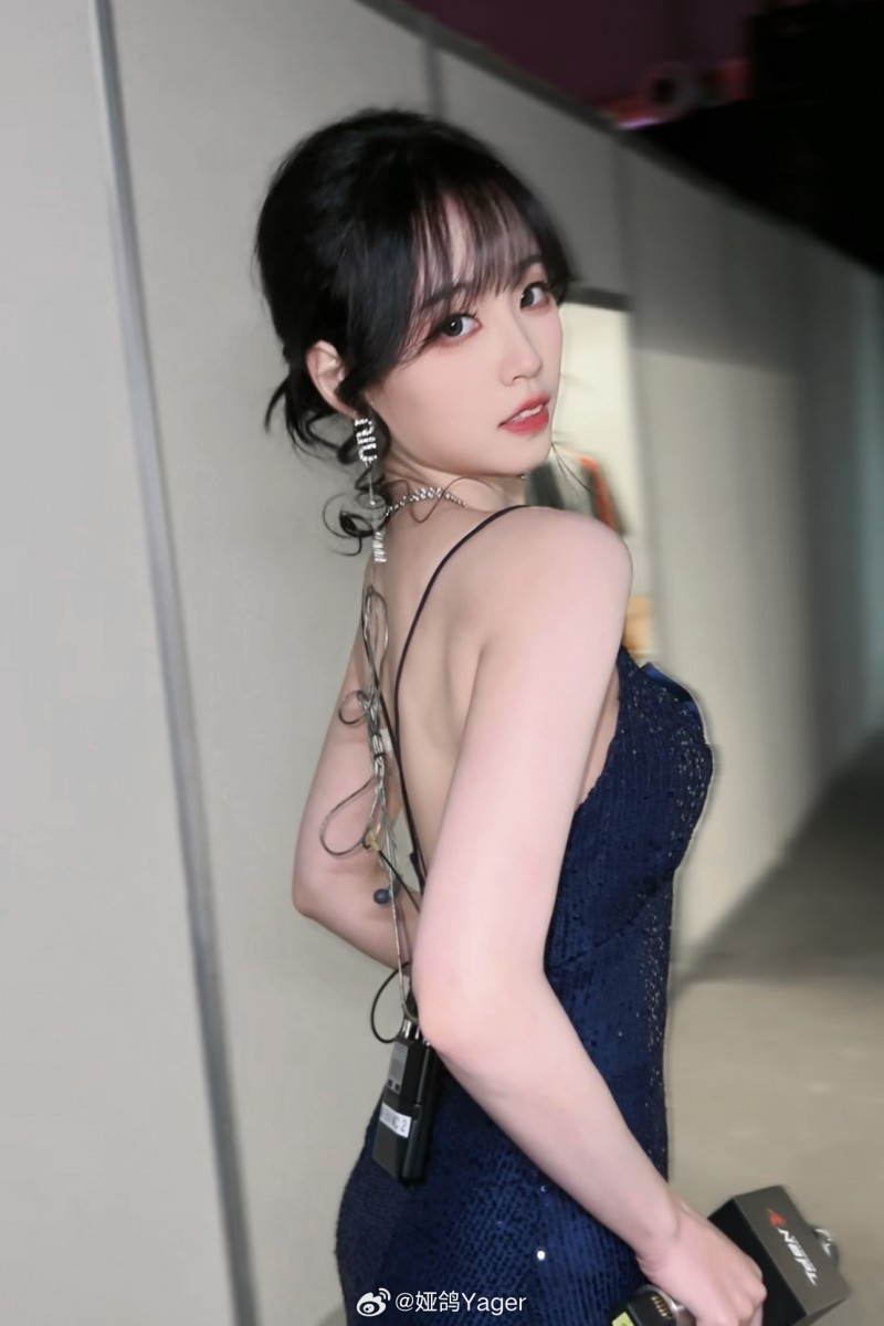 永劫无间主持晒照:导演说今天这个后背真让人想给我拔火罐