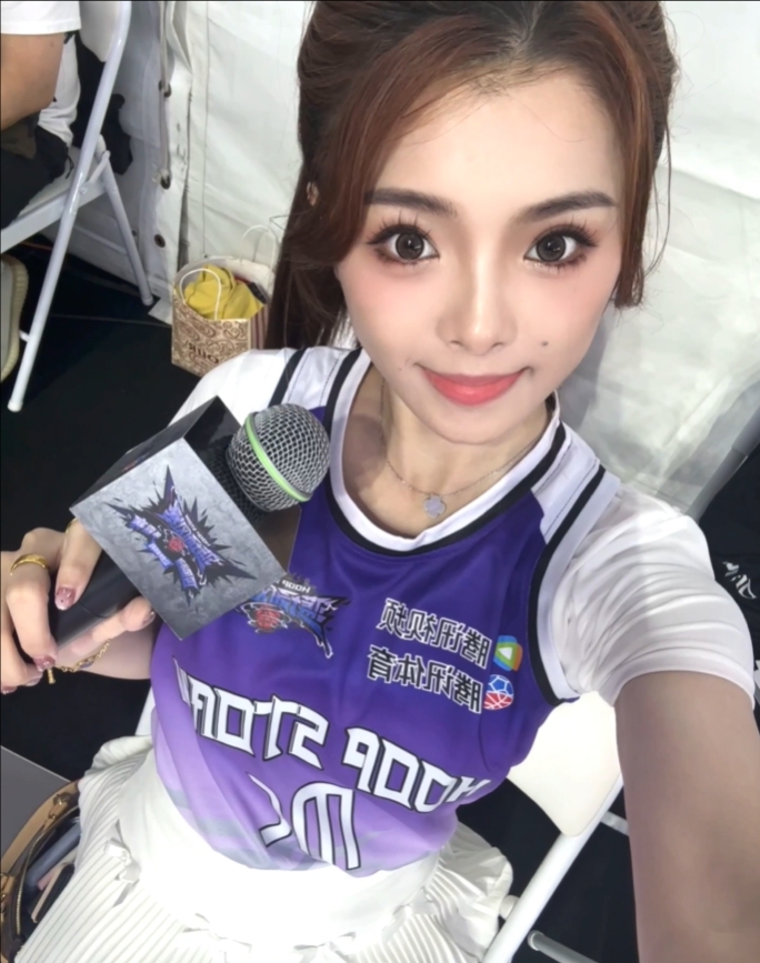 主持泱泱晒活动返图:这就是女大的魅力吗?~