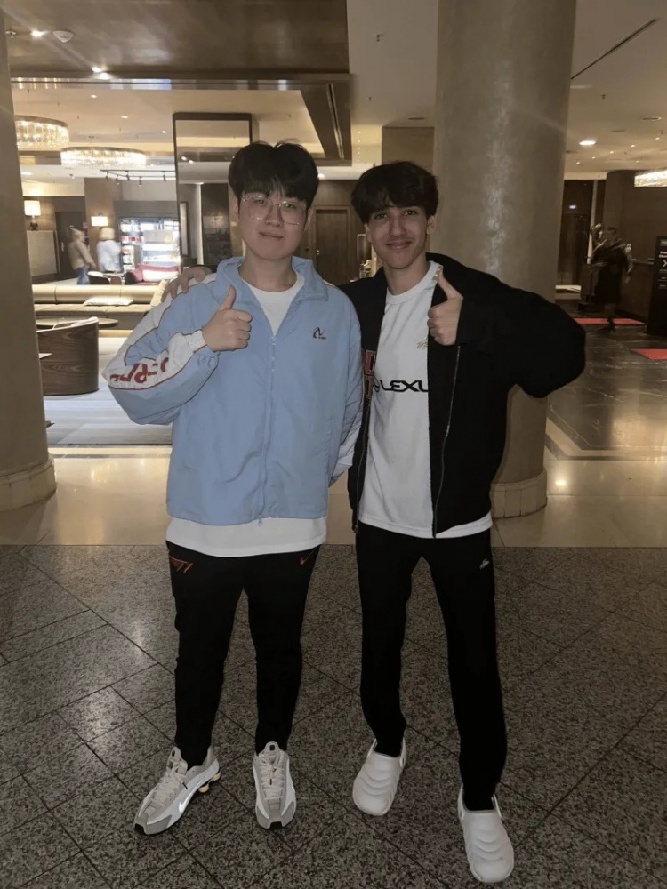 北美100T上单分享和Zeus的合影:来是为了找Zeus的,该走了