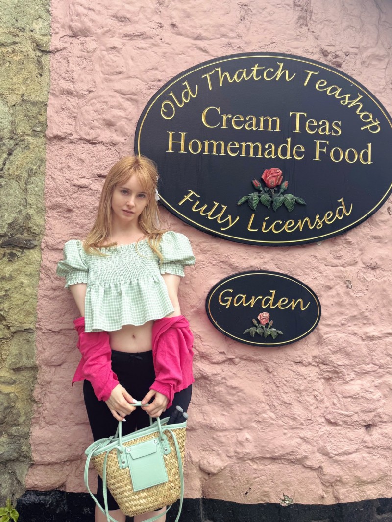 itotii正妹:俄罗斯清纯美女《ジェマ・ルイーズ》展现俏皮风格!雪白肌肤越看越可爱!