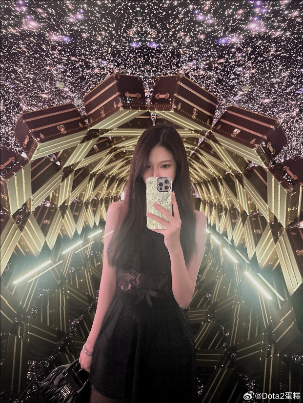 DOT2美女解说蛋糕晒照:放假🏖多吃点小蛋糕