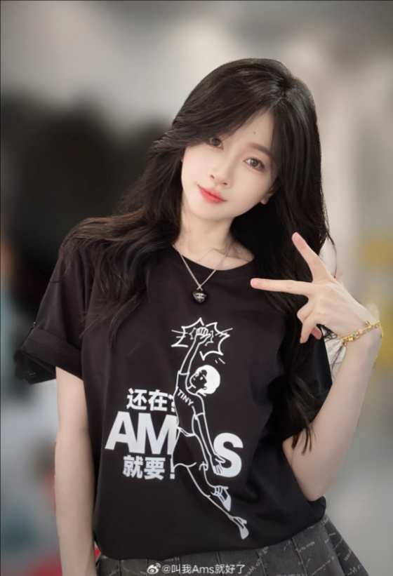 DOTA2美女解说Ams晒照:属于是肤白貌美~