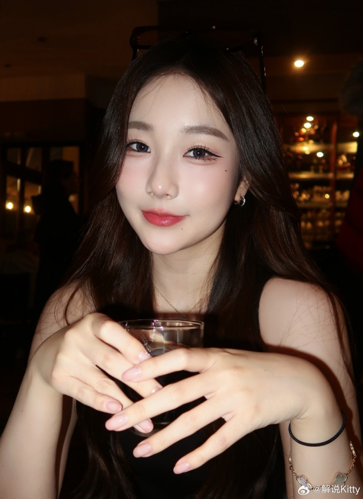 英文流解说Kitty分享照片:相机拍的好清晰呀~好看🤎🥀