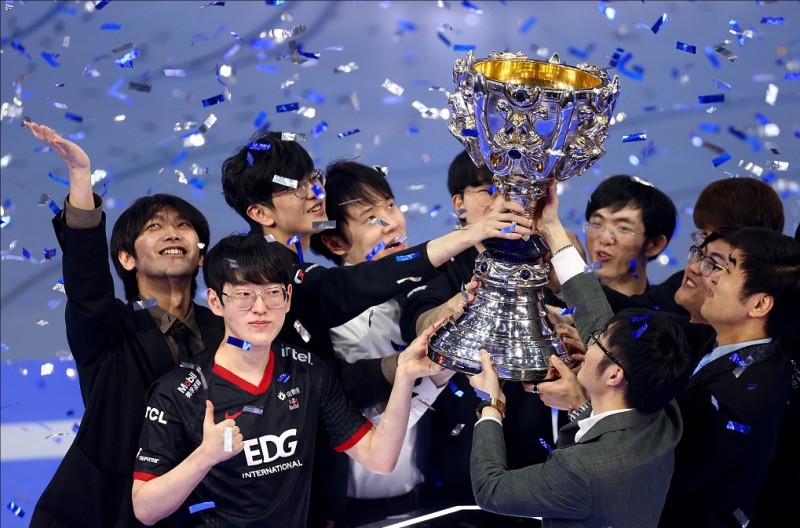 随着HLE晋级八强,S11冠军中下辅Scout、Viper、Meiko齐聚巴黎