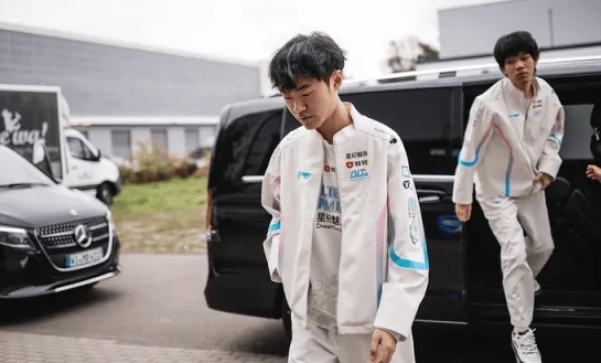 knight:两连败队内氛围没之前好,互相聊天把问题都说出来