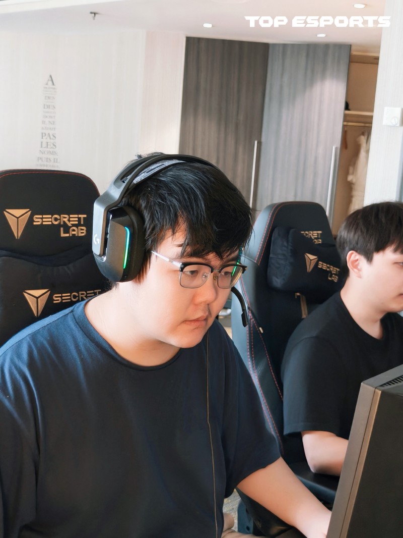 TES更新多张选手训练照片:心无旁骛,认真备赛,赛场见真招