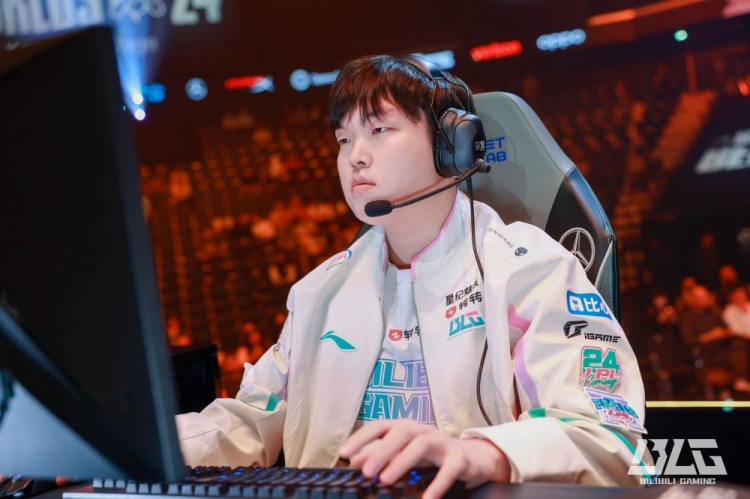 BLG官博发布对阵HLE赛场返图:Knight灿烂一笑!