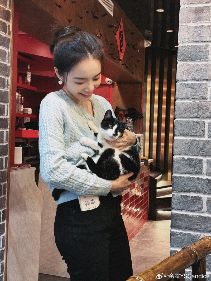 余霜分享巴黎日常:很巴黎的一天,只是吃饭的时候出来溜达了一圈!