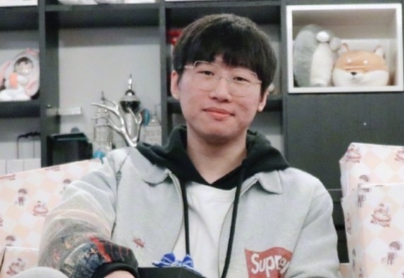 Ning:比赛里王多多作为大牌官方解说,一直引导观众针对一个选手