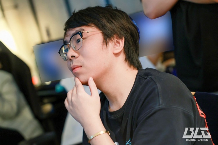 BLG晒训练返图:XUN镜头变多 全员开启认真模式!