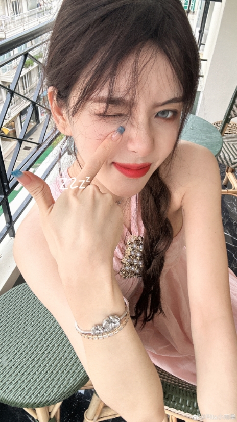 这么粉嫩吗?解说Rita晒美照:雨天就发呆续费一下假期