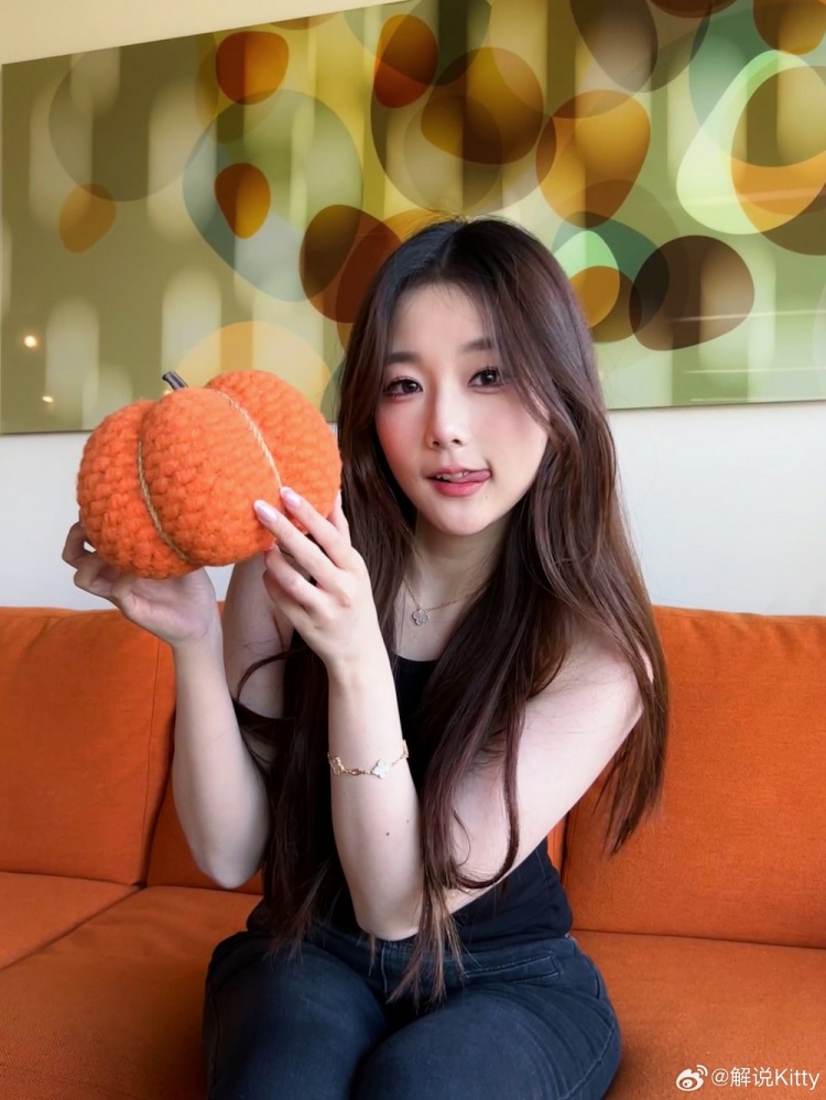 解说Kitty分享自拍:马上S总决赛了,有木有一起去O2现场的粉丝呀