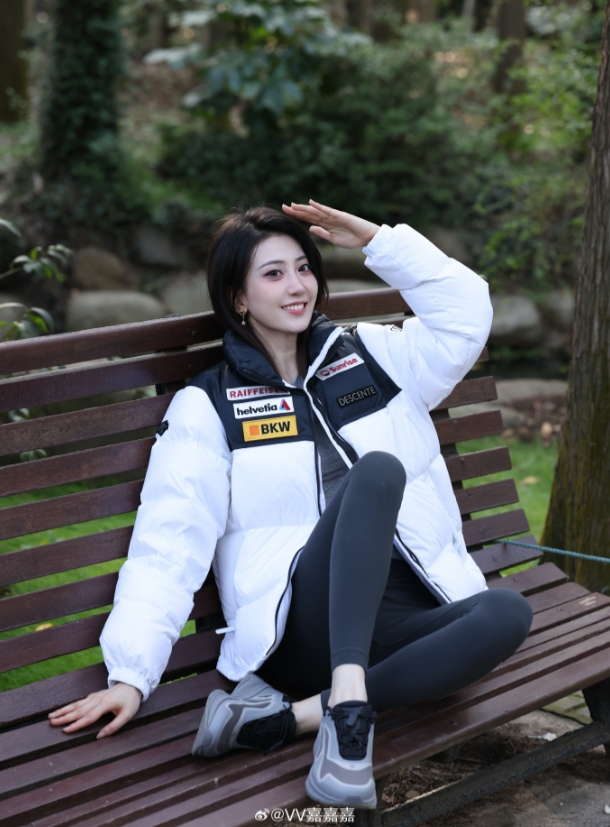 无畏契约美女主持嘉嘉晒照:瑜伽裤尽显大长腿优势~