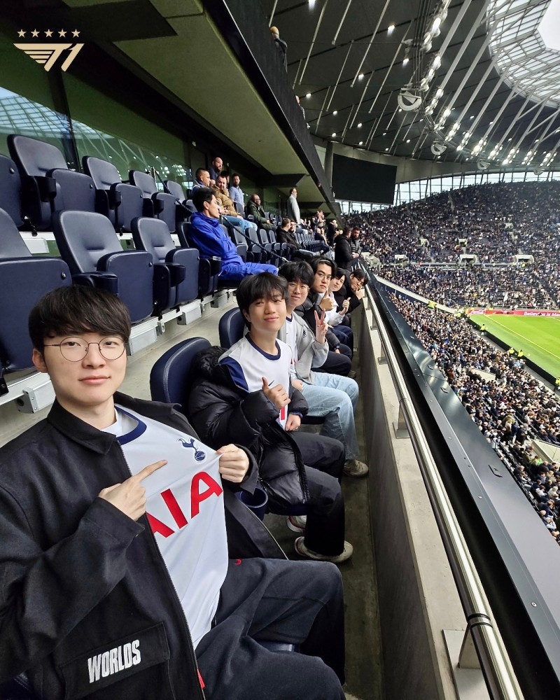 T1冠军选手+教练已到达热刺主场,Faker/keria/Zeus身着热刺队服