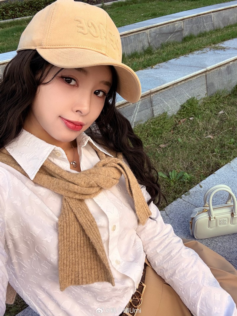 Doinb妻子糖小幽晒照:陪鹅子逛公园穿搭。他开心,我开心!