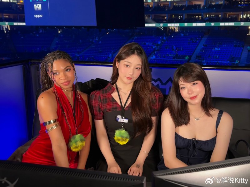 Kitty更博S14决赛与一众解说合影:✨ F.R.I.E.N.D.S ✨