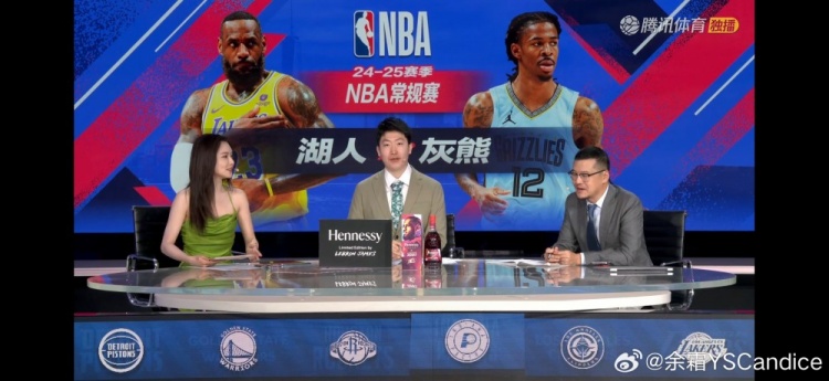 余霜晒管泽元做客腾讯体育直播间照片:莫名觉得花领带很适合管哥