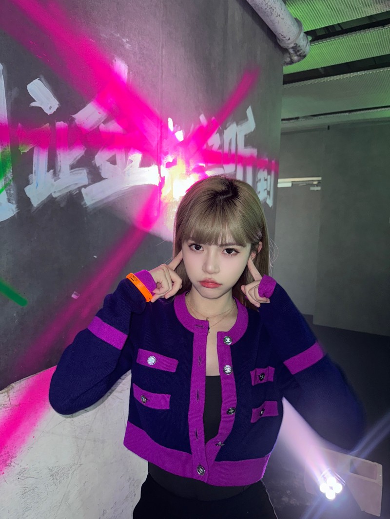 周淑怡分享参加《双城之战2》首映照片:每集片尾还是会留悬念!