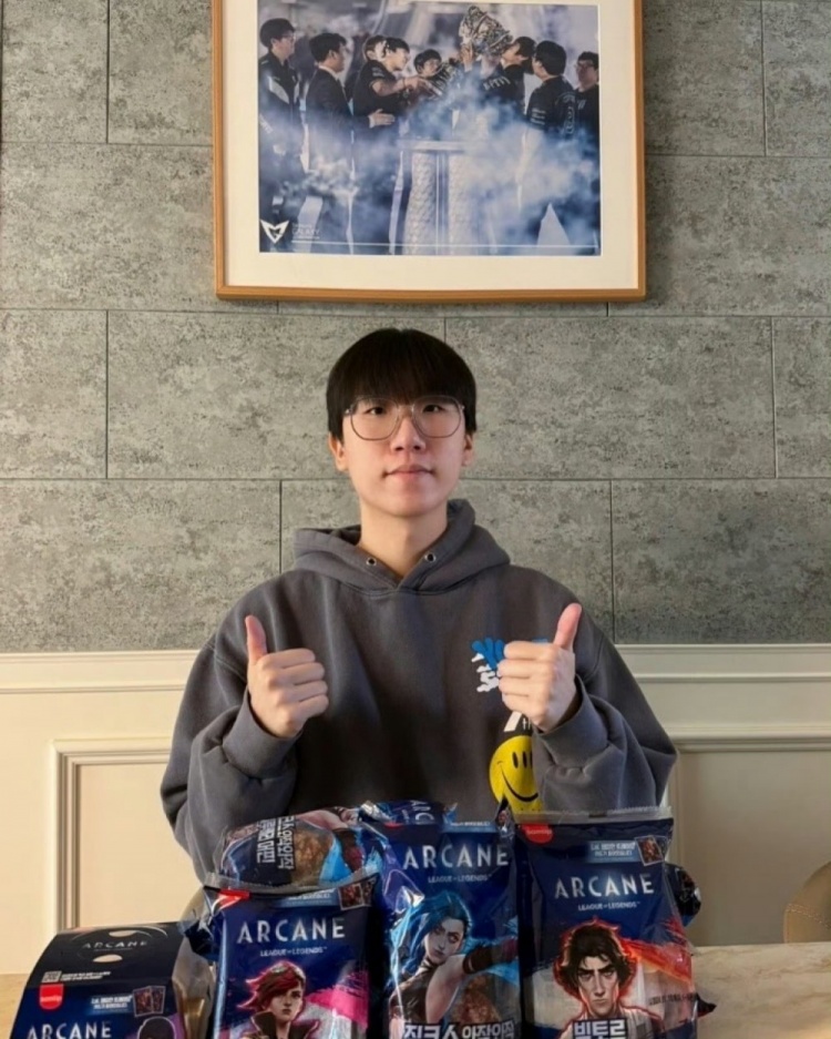 Ruler宣传《双城之战2》动画:双手点赞,背景还是S7夺冠照片