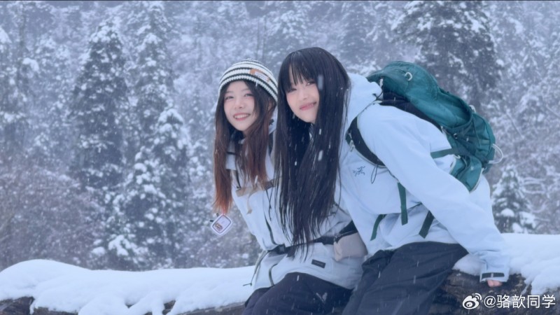 骆歆分享与树奈奈一起香格里拉旅游美照:超好运碰上香格里拉的初雪❄️