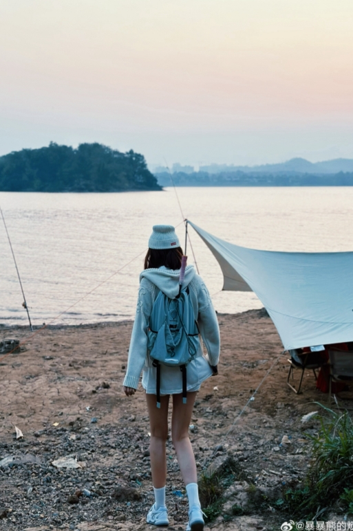 主持暴暴熊晒照:会打羽毛球的女孩子 腿型不会差~~