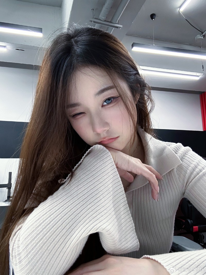 前LPL英文流解说Kitty分享美照:在韩国首尔,准备开启直播~