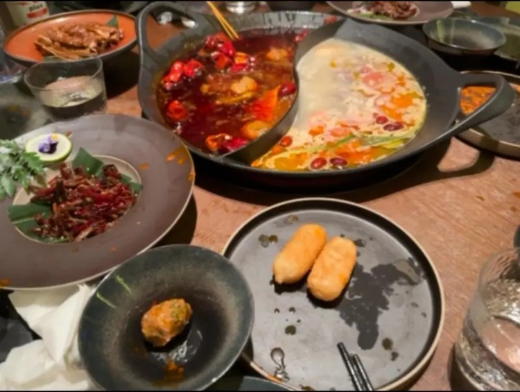 JackeyLove晒火锅照片并配文:祝大家吃好喝好天天开心