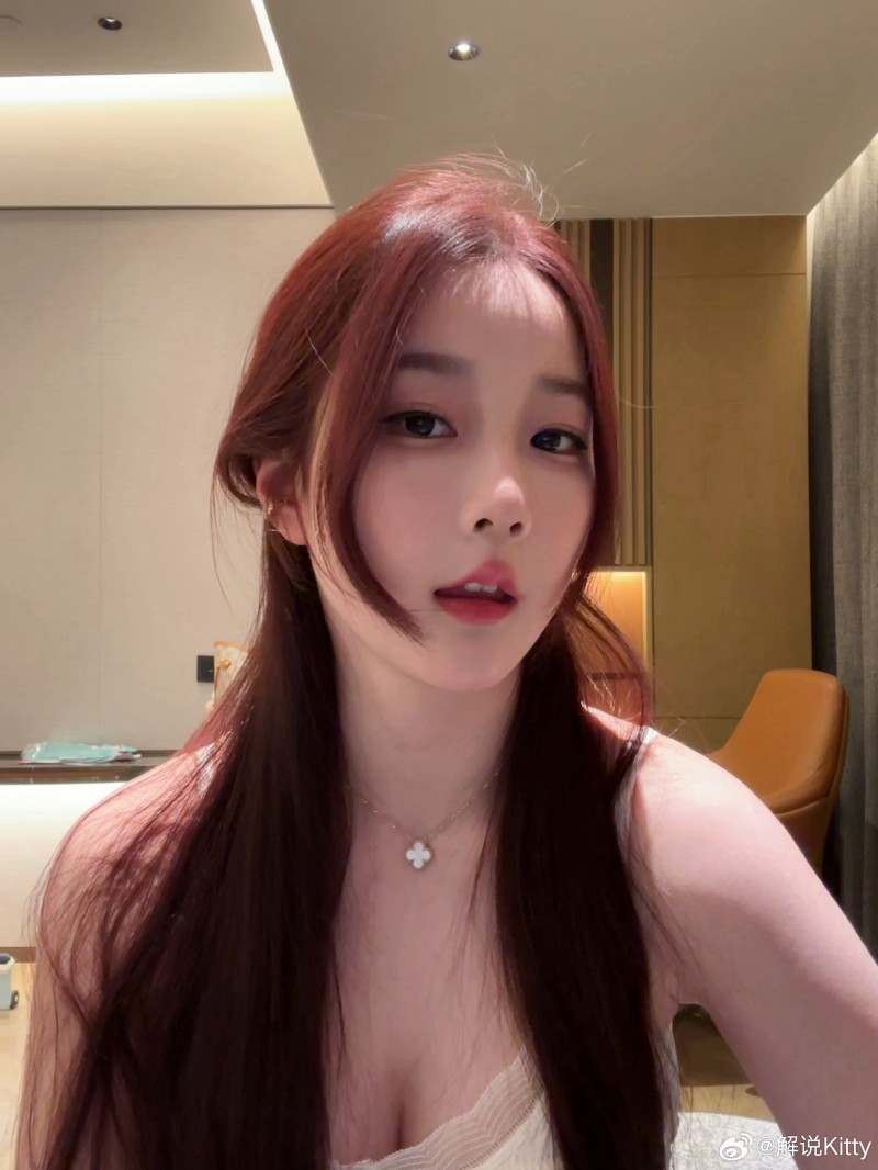 诱人😘解说Kitty红发白色吊带照:猜猜我来上海干嘛了