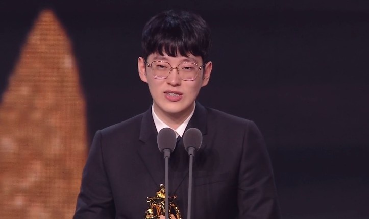 左雾:Scout经济公司叫Scout不用来签字 Tian等到凌晨3点