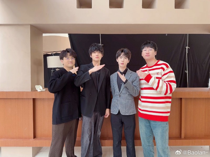 iG杯会师!宝蓝晒LGC四强队长合照 全是iG兄弟