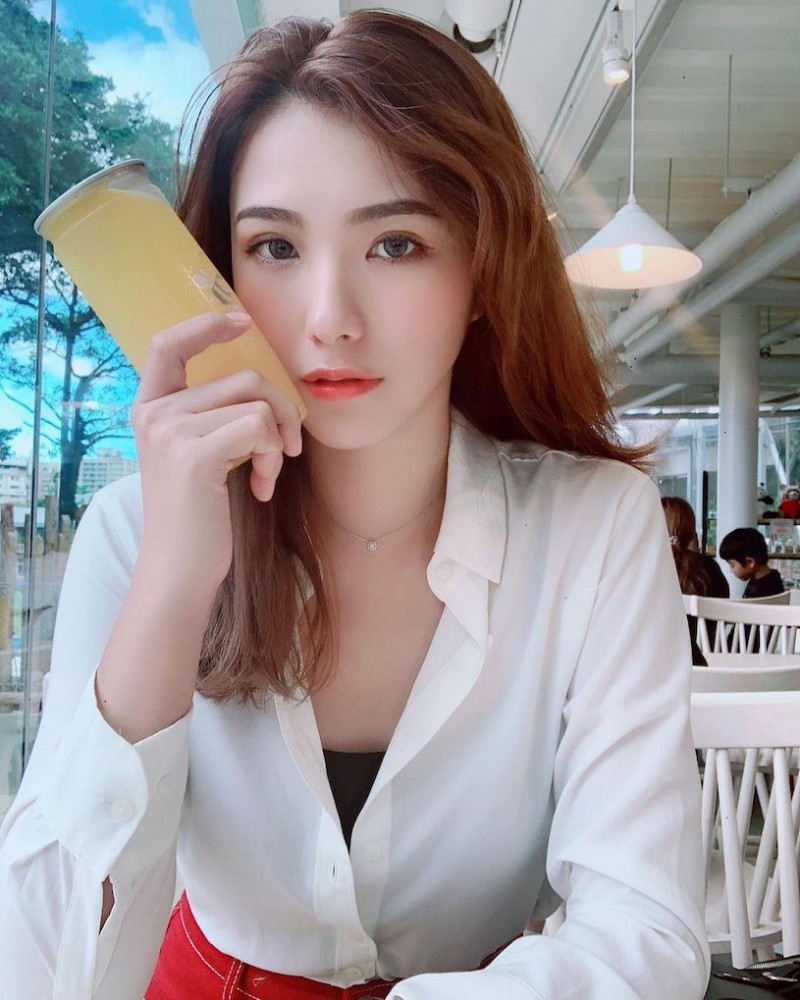 高挑正妹「又晞」瑜珈服曲线好辣,有够吸睛!