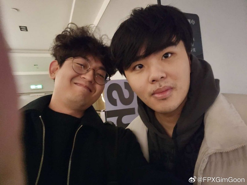 Gimgoon晒出与FPX老队友合照:与Doinb/Lwx一起,谢谢inb大哥买单~