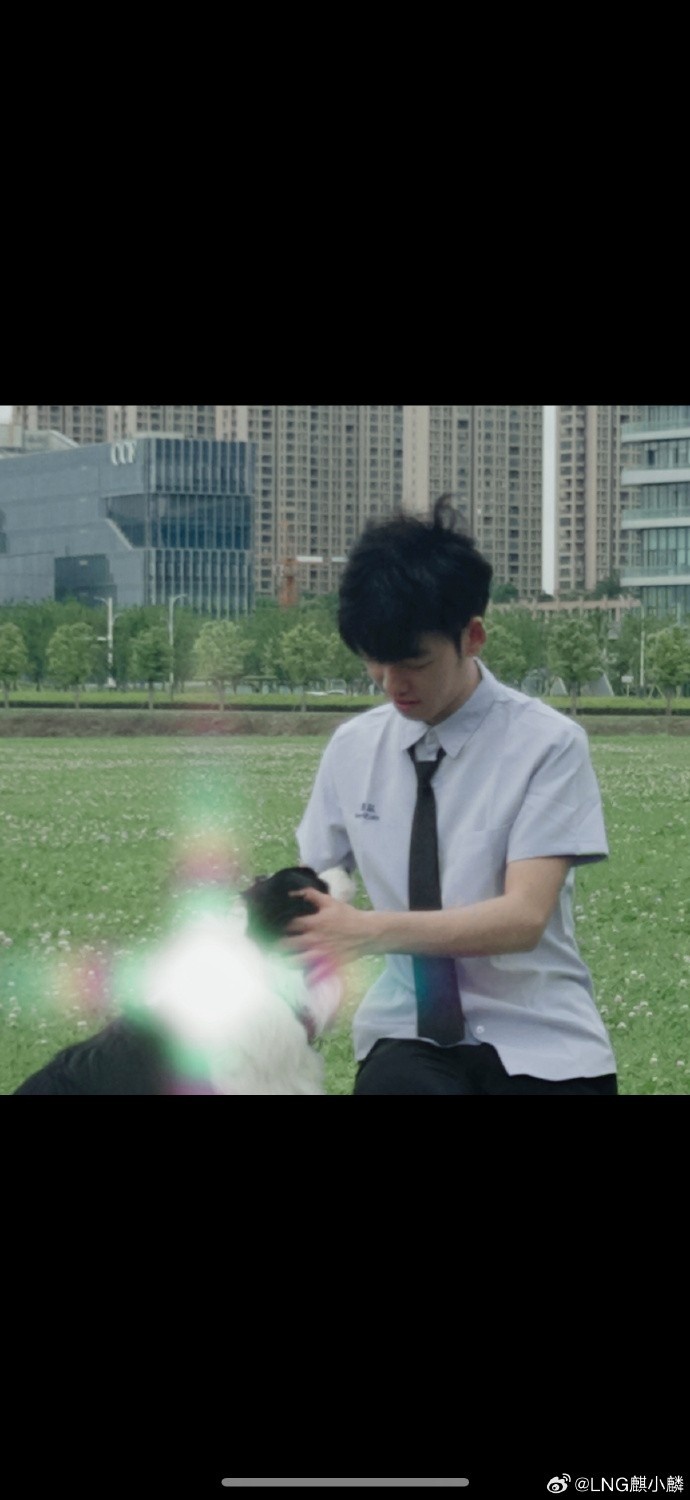 LNG官方发布离队选手照片:祝你们早午晚都好