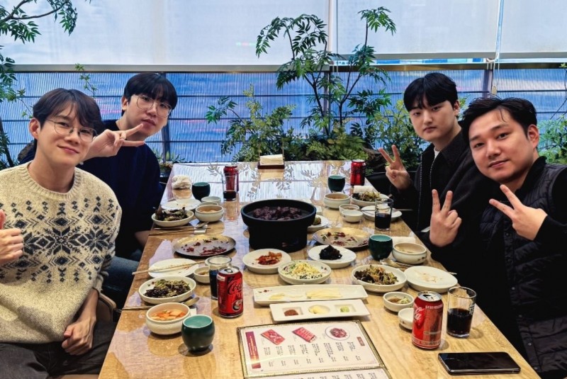 不笑泯恩仇~GEN两代AD晒合影:Peyz和Ruler两个人脸都滂臭