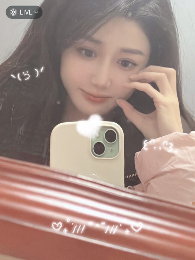 LPL主持小悠珊珊分享自拍:居然貌似是第一次来江西搬砖~